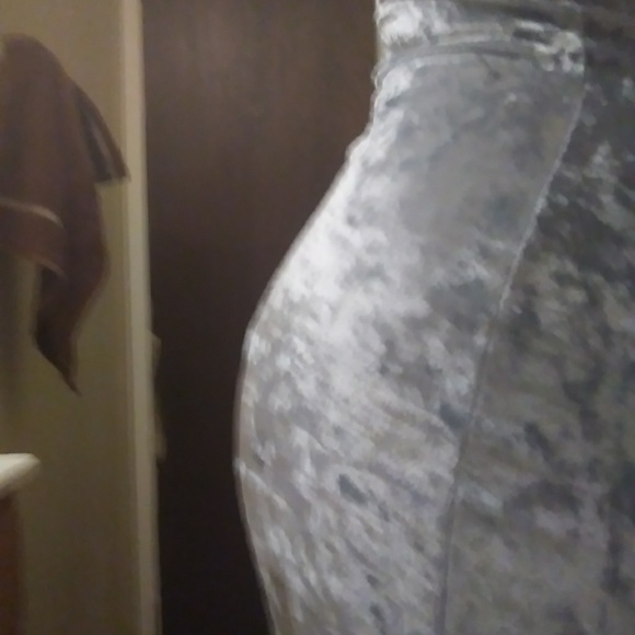 BEAUTIFUL DRESS - Picture 2 of 2